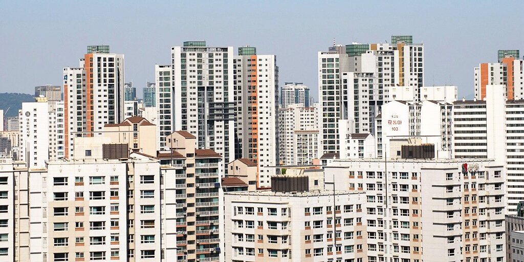 A dense skyline of South Korean apartment buildings, where Jeonse housing contracts are common.